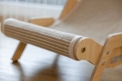 Kerbl Lounger Sundowner – Луксозен дървен шезлонг за котки и Драскало в едно 52 / 37 см