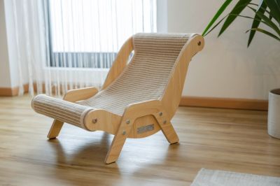 Kerbl Lounger Sundowner – Луксозен дървен шезлонг за котки и Драскало в едно 52 / 37 см