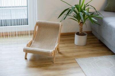 Kerbl Lounger Sundowner – Луксозен дървен шезлонг за котки и Драскало в едно 52 / 37 см